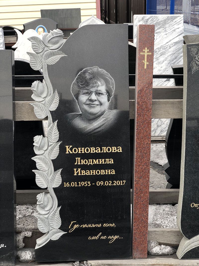 Памятник №130 из черного гранита с розами — фото 3