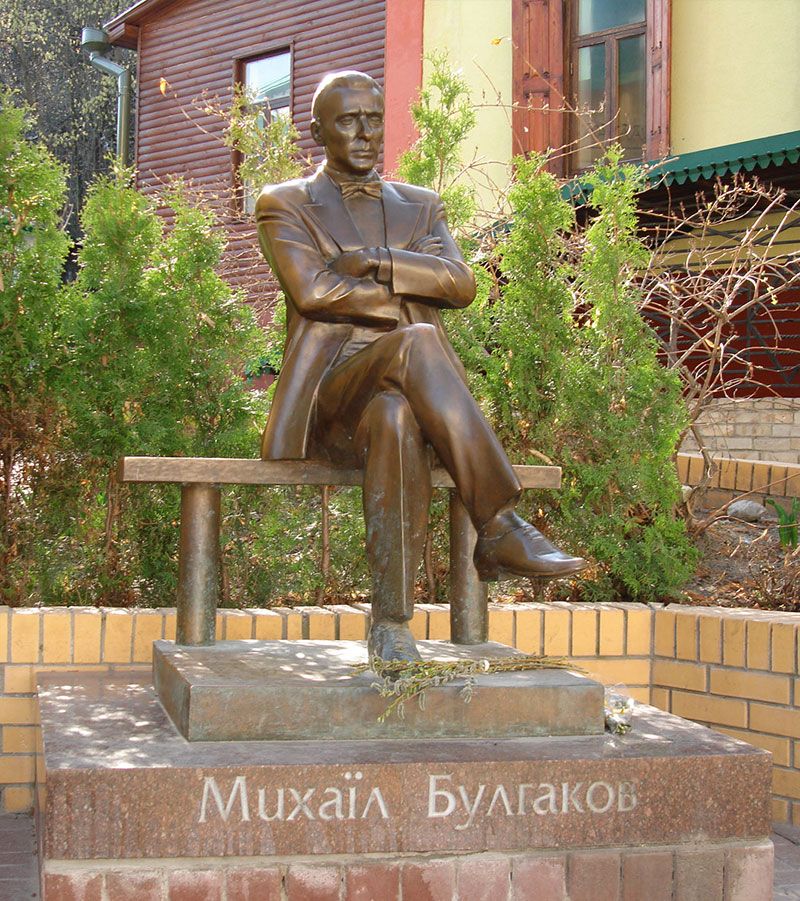 Памятник М.А. Булгакову в Киеве